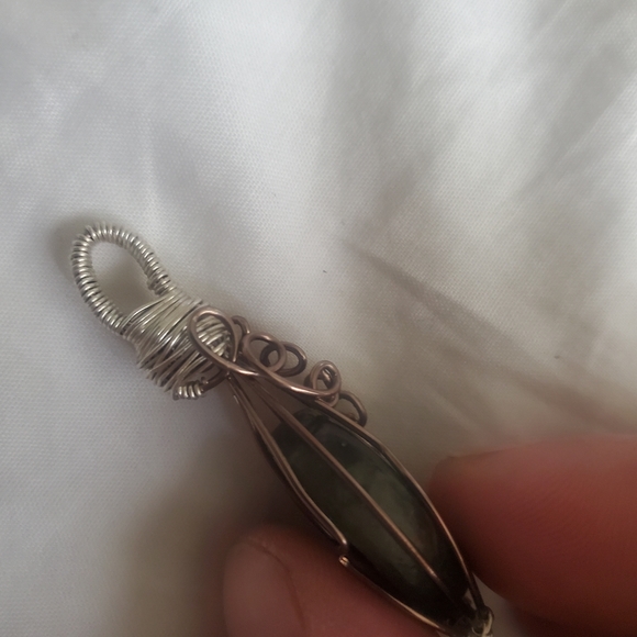 Minimalist Labradorite Pendant - Picture 5 of 7